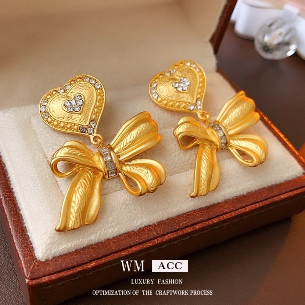 Women's boutique earrings - Picture 1 of 1